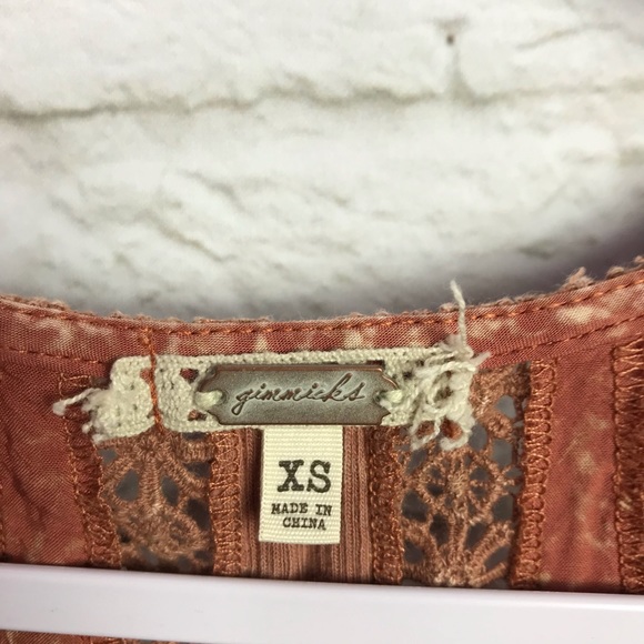 Gimmicks BKE  Boho Crochet Distressed Rust Top XS - Picture 7 of 8